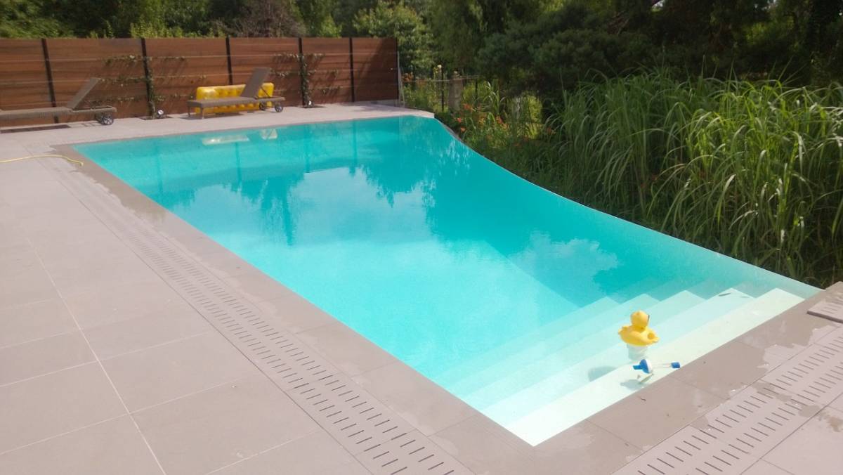 Piscine en coque ou béton : que choisir ? Cernay