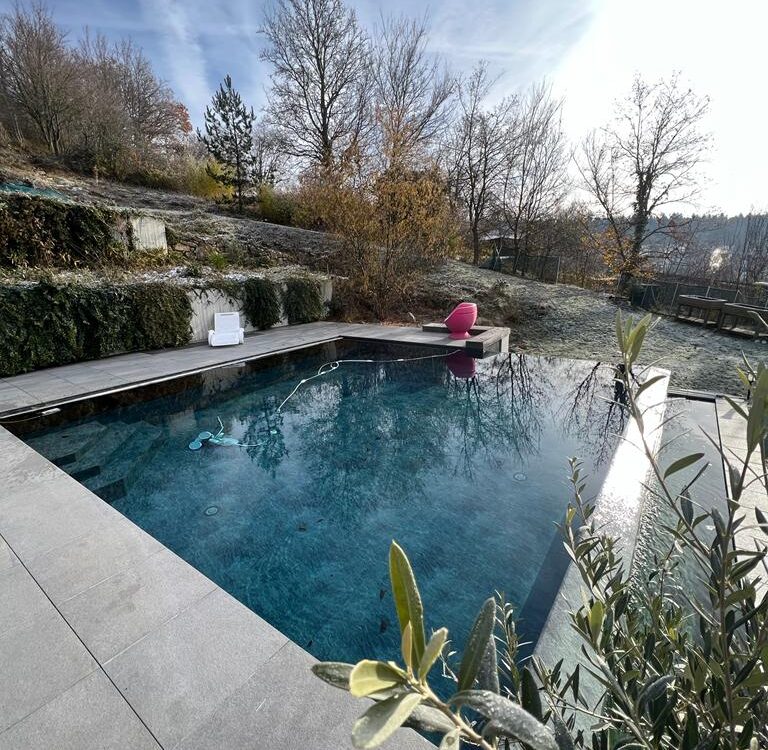 Top 5 des finitions modernes pour sublimer votre piscine en béton Pfastatt